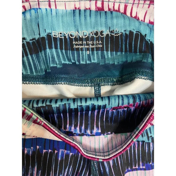 Beyond Yoga Lux Print Capri Legging in Palm Shadow- size Small - Picture 6 of 7